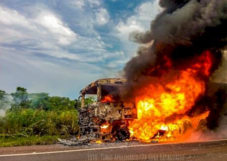 Carreta pega fogo na BR-267 na região de Bataguassu